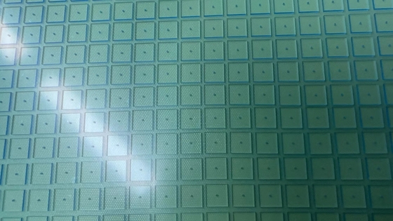 Отверстия УЛЬТРАФИОЛЕТОВОЙ стеклянной пластинки кварца/боросиликата пробивая 4,4 x 4,4 x 0.5mmt